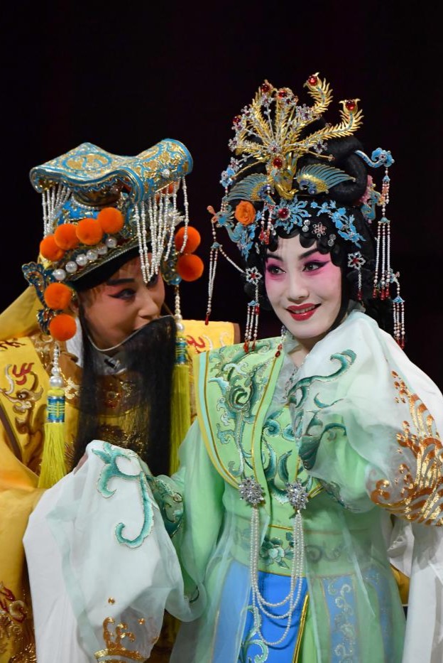 在西安广电大剧院,饰演刘妃的柳萍(左)和饰演郭槐的薛辉在《狸猫换